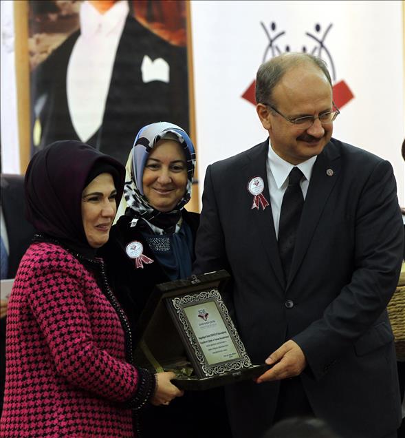 BASBAKAN ERDOGAN'IN ESI EMINE ERDOGAN, IZMIR'DE