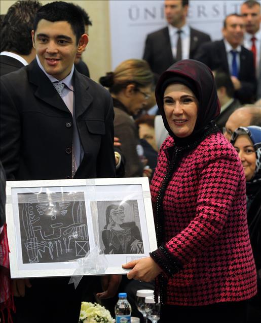BASBAKAN ERDOGAN'IN ESI EMINE ERDOGAN, IZMIR'DE