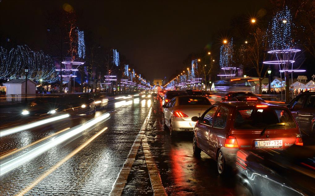 PARIS'TE YILBASI ISIKLARI