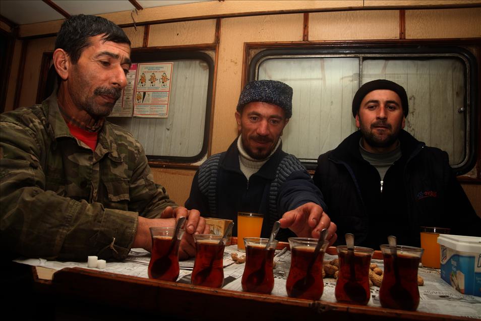 BALIKCILAR YENI YILA DENIZDE GIRDI