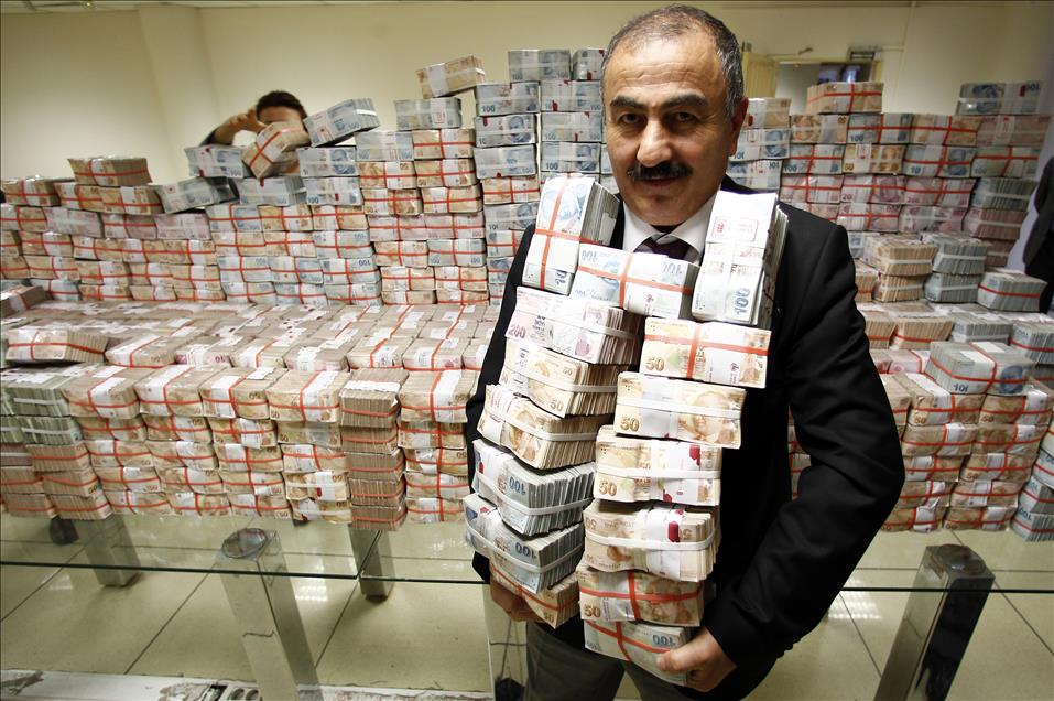 45 MILYON LIRALIK YILBASI IKRAMIYESI SERGILENDI.