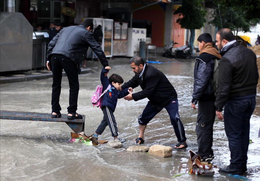 ES SATI MULTECI KAMPINDA SU BASKINI