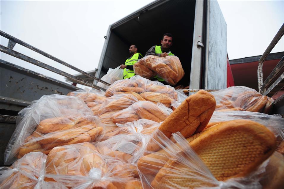 ''KIS GELDI. SURIYE ICIN BIR EKMEK, BIR BATTANIYE KAMPANYASI''