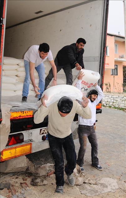 ''KIS GELDI... SURIYE ICIN BIR EKMEK, BIR BATTANIYE'' KAMPANYASI
