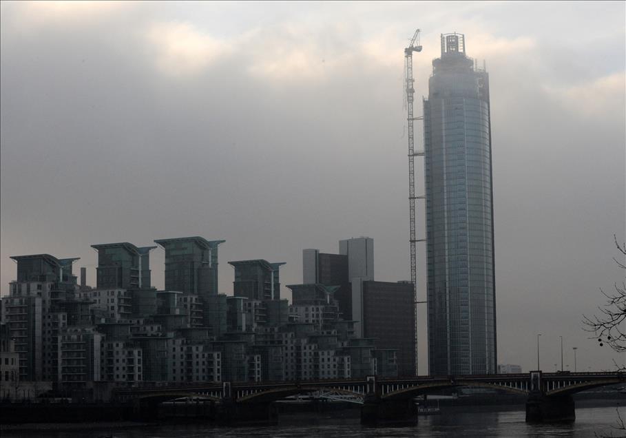 LONDRA'DA HELIKOPTER DUSTU