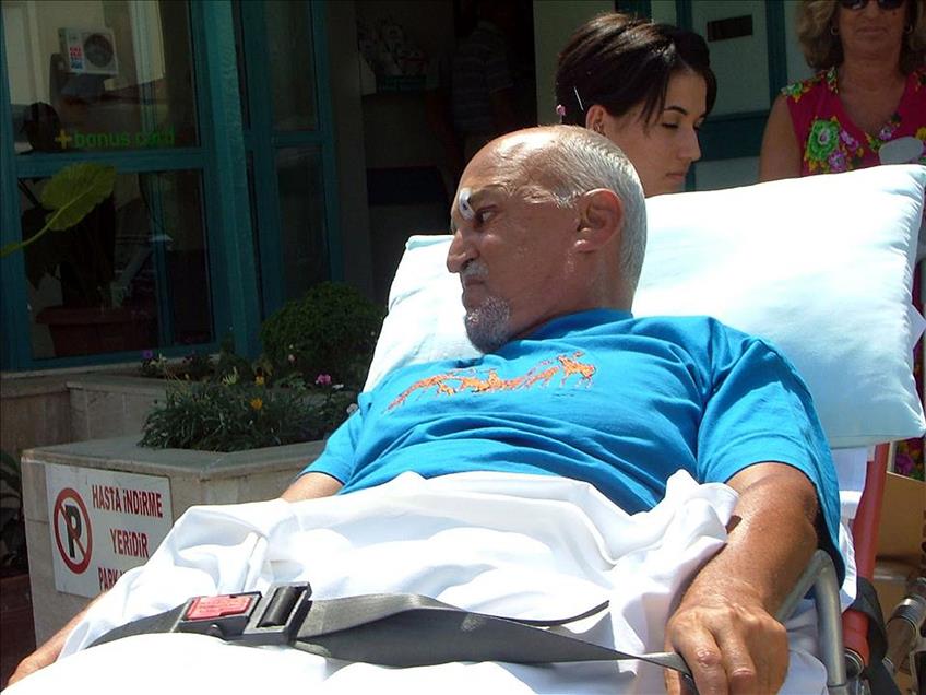 GAZETECI MEHMET ALI BIRAND TEKNEDE DUSEREK YARALANDI