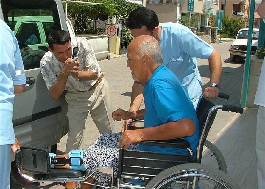 GAZETECI MEHMET ALI BIRAND TEKNEDE DUSEREK YARALANDI