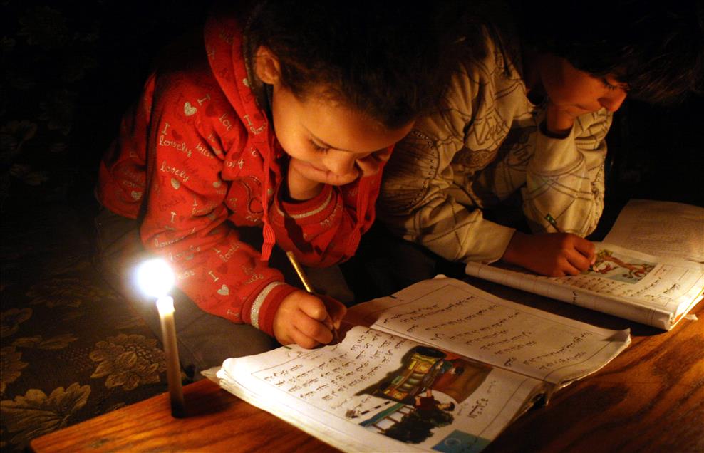 GAZZELI COCUKLAR MUM ISIGINDA DERS CALISIYOR