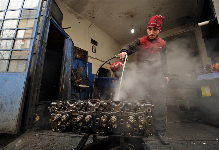 ELLERI GRES YAGI, GONULLERI CICEK BAGI