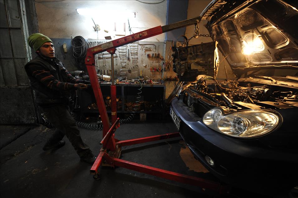 ELLERI GRES YAGI, GONULLERI CICEK BAGI