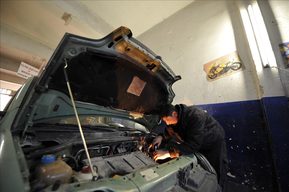 ELLERI GRES YAGI, GONULLERI CICEK BAGI