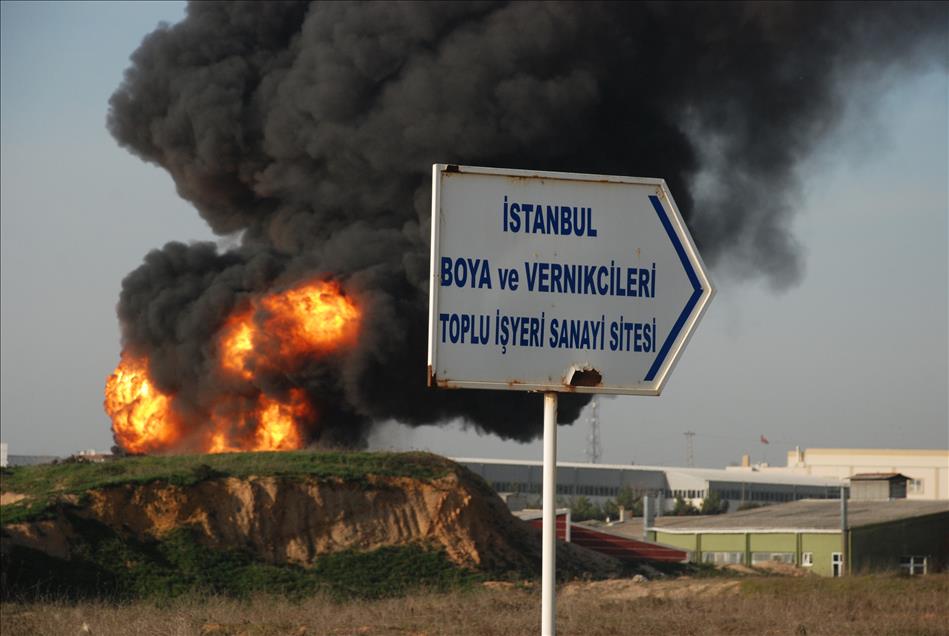 TUZLA'DA BOYA FABRIKASINDA YANGIN