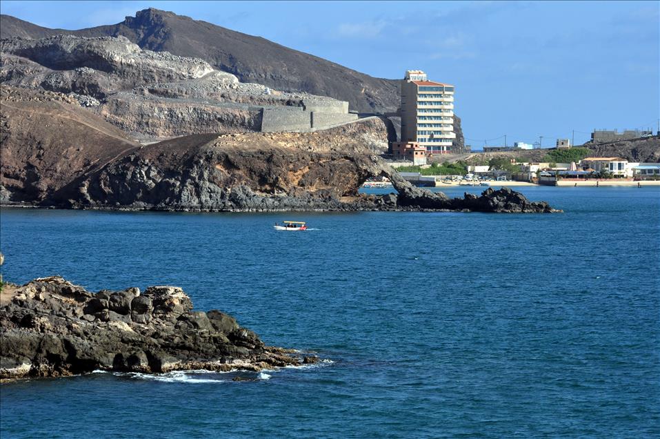 ADEN'DEKI FIL SAHILI GORENLERI BUYULUYOR