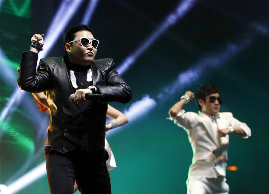 GUNEY KORELI SARKICI PSY, ISTANBUL'DA KONSER VERDI