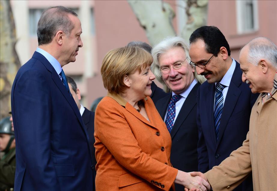 BASBAKAN ERDOGAN, MERKEL'I TORENLE KARSILADI