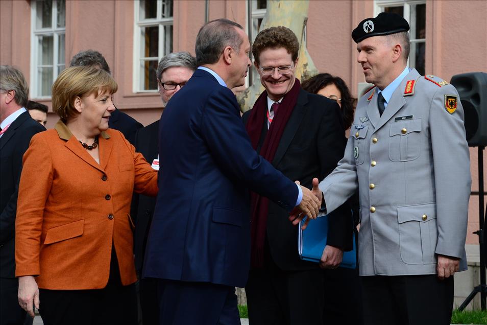BASBAKAN ERDOGAN, MERKEL'I TORENLE KARSILADI