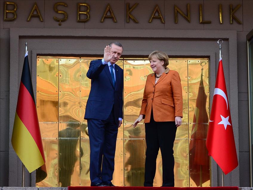 BASBAKAN ERDOGAN, MERKEL'I TORENLE KARSILADI