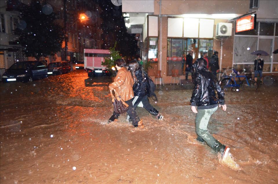 EDREMIT KORFEZI'NDE KUVVETLI YAGIS