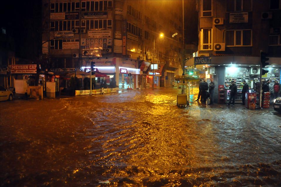 EDREMIT KORFEZI'NDE KUVVETLI YAGIS