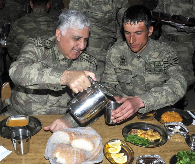 GENELKURMAY BASKANI ORGENERAL OZEL, ERLERLE KARAVANA YEDI