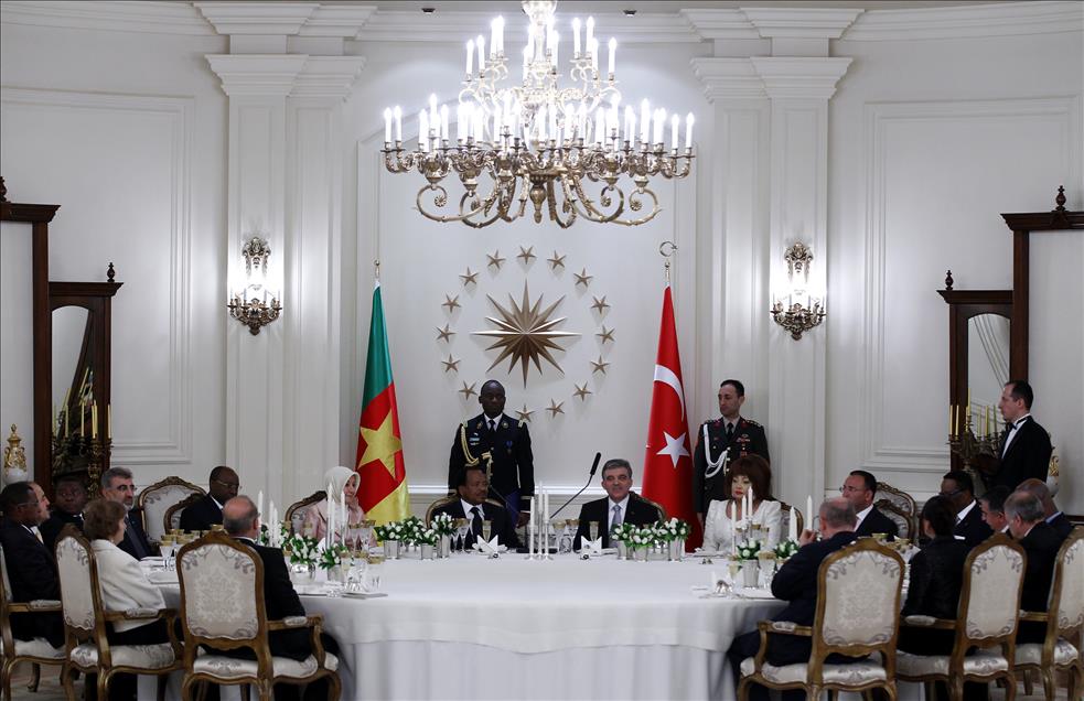 GUL, KAMERUN CUMHURBASKANI BIYA ONURUNA YEMEK VERDI