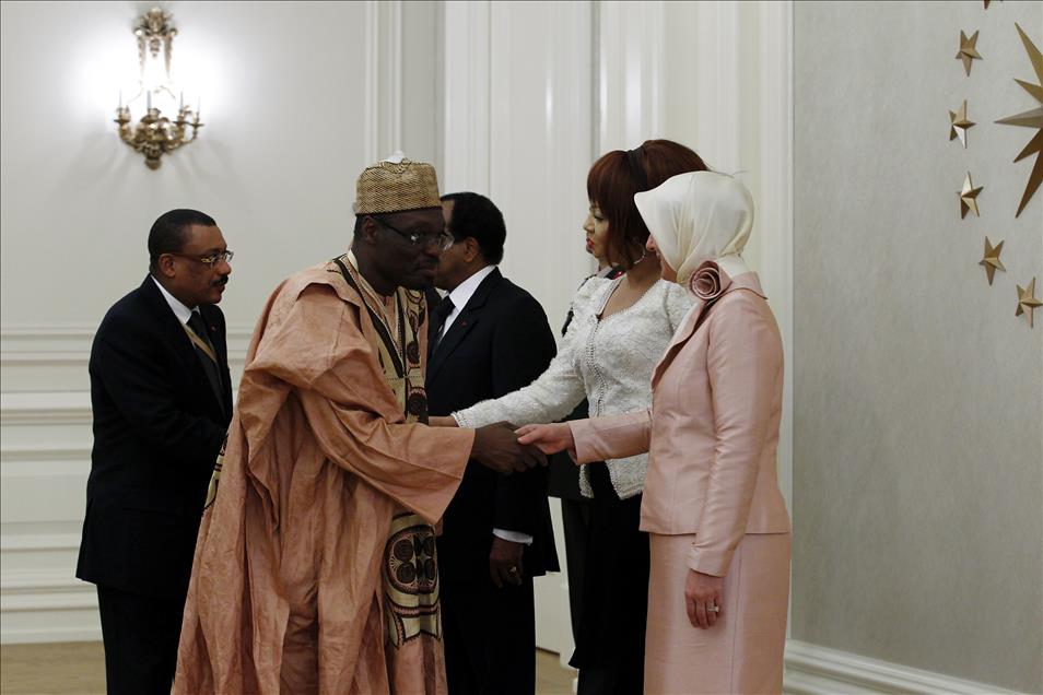 GUL, KAMERUN CUMHURBASKANI BIYA ONURUNA YEMEK VERDI