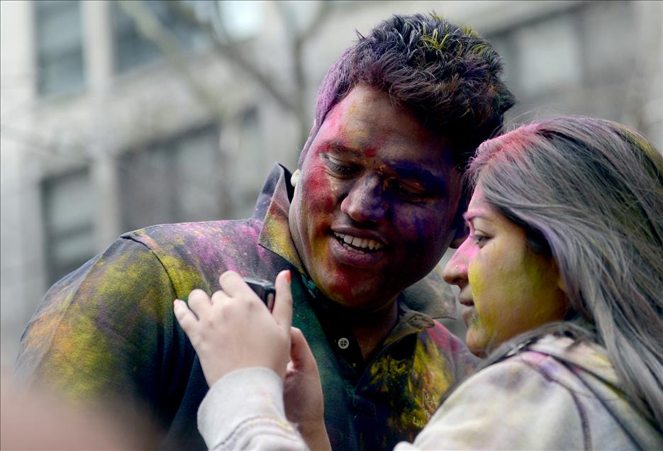 HOLI FESTIVALI NEW YORK'TA DA KUTLANDI
