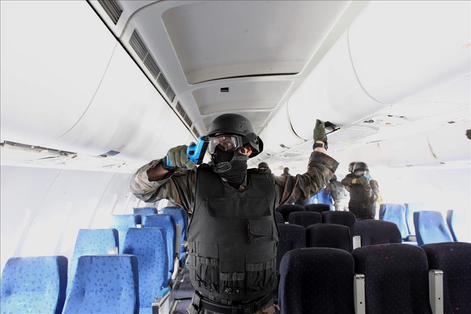 OZEL HAREKAT POLISININ EGITIMI, AKSIYON FILMLERINI ARATMIYOR