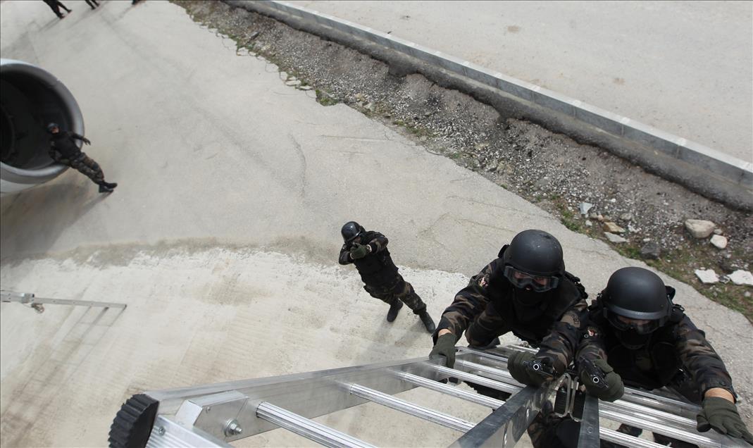 OZEL HAREKAT POLISININ EGITIMI, AKSIYON FILMLERINI ARATMIYOR