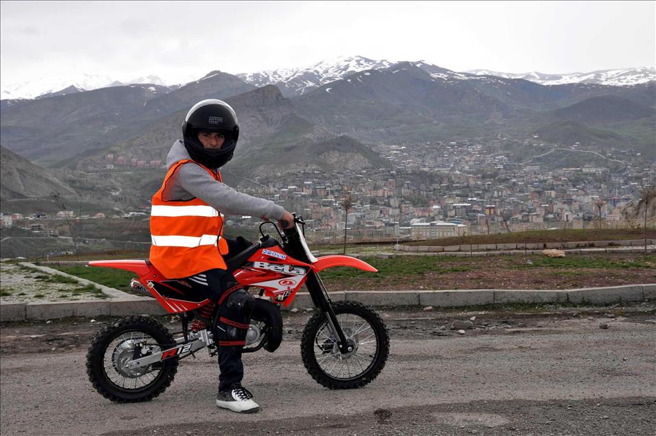 HAKKARILI COCUKLARA MOTOSIKLET SURUS EGITIMI