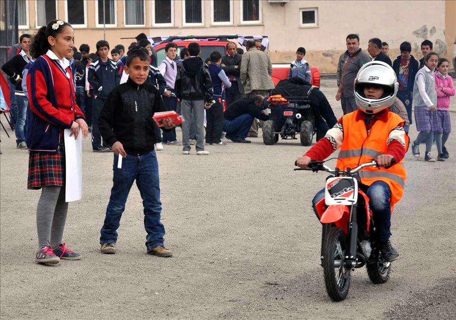 HAKKARILI COCUKLARA MOTOSIKLET SURUS EGITIMI