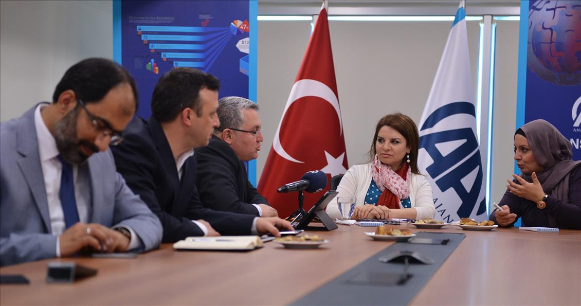 AKIL INSANLAR HEYETI AA EDITOR MASASINDA