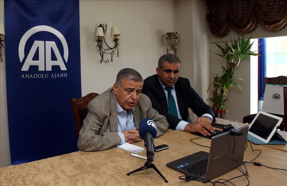 AKIL INSANLAR HEYETI AA EDITOR MASASINDA