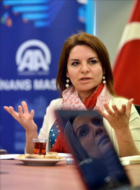 AKIL INSANLAR HEYETI AA EDITOR MASASINDA