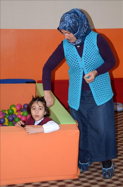 ENGELLI KIZINI OKUTMAK ICIN CALISIYOR