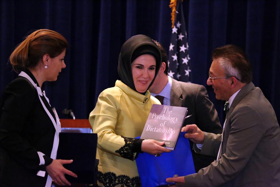 "BARISIN INSASI VE GELISMEDE IS KADINLARININ ROLU" TOPLANTISI