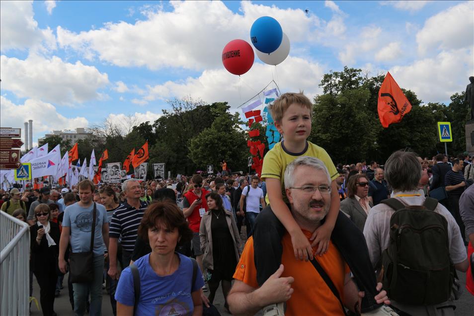 Rusya Günü'nde Putin'e karşı yürüdüler
