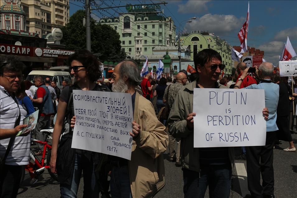 Rusya Günü'nde Putin'e karşı yürüdüler