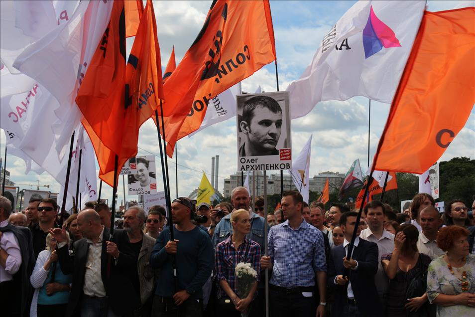 Rusya Günü'nde Putin'e karşı yürüdüler