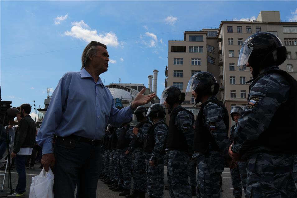 Rusya Günü'nde Putin'e karşı yürüdüler
