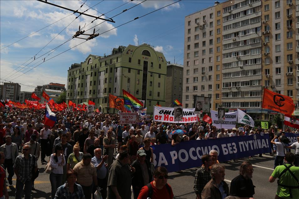Rusya Günü'nde Putin'e karşı yürüdüler