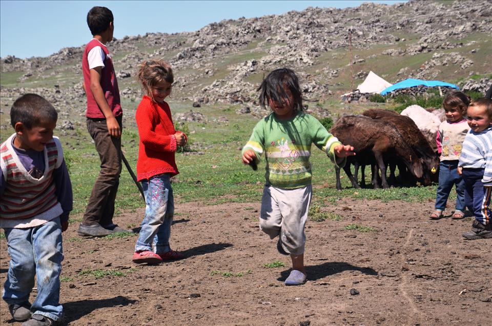 Ramazan ayında çocukların zorlu yayla yaşantısı