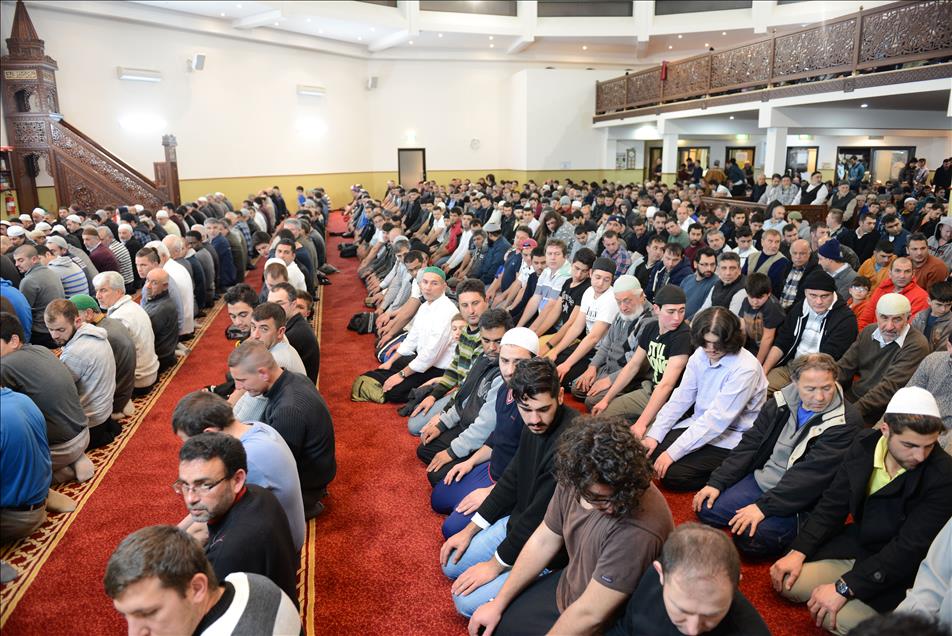 AVUSTRALYA'DA KADIR GECESI ICIN CAMILERE AKIN EDEN MUSLUMANLAR C