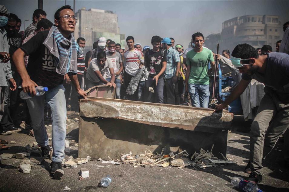 Ramses Meydanı'nda bir bina ateşe verildi