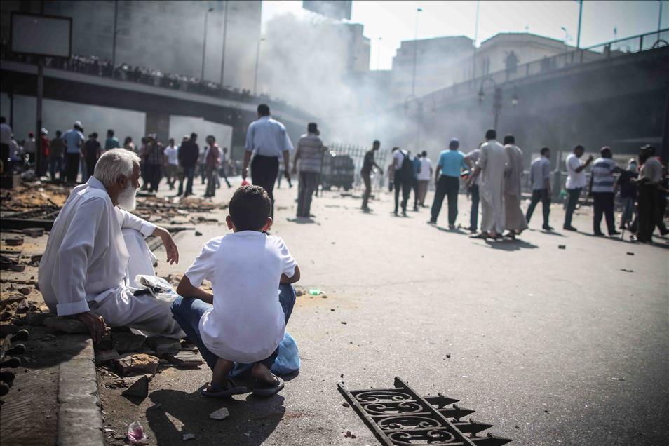 Ramses Meydanı'nda bir bina ateşe verildi