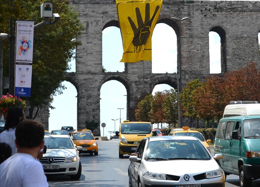 Rabia işaretinin olduğu pankart