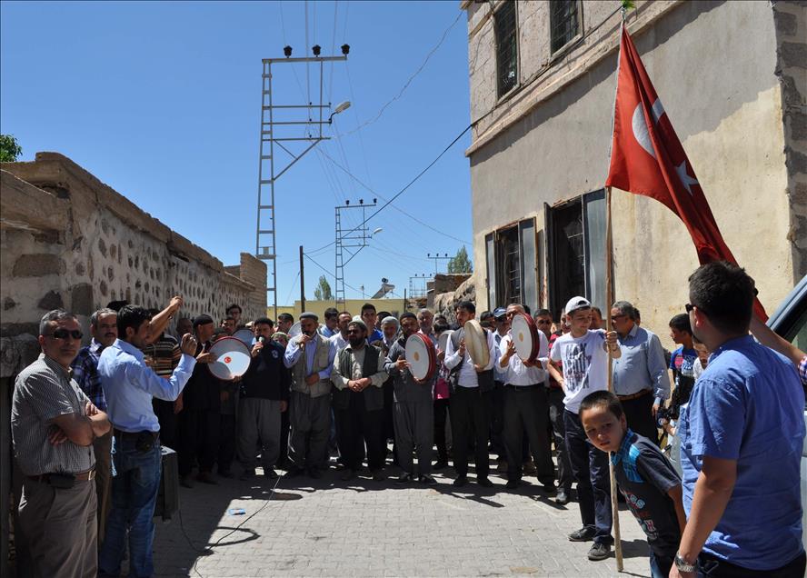 Şehirde yaşıyorlar ama köy düğününden vazgeçmiyorlar
