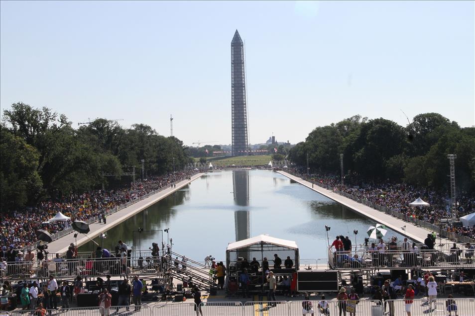 Onbinlerce Amerikalı, King'in hayalini ayakta tutmak için yürüdü