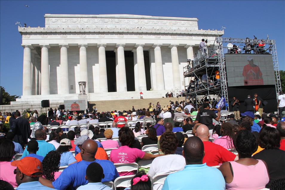 Onbinlerce Amerikalı, King'in hayalini ayakta tutmak için yürüdü