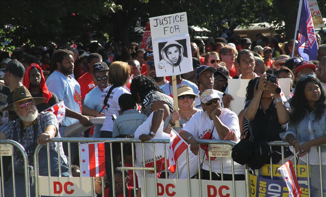 Onbinlerce Amerikalı, King'in hayalini ayakta tutmak için yürüdü